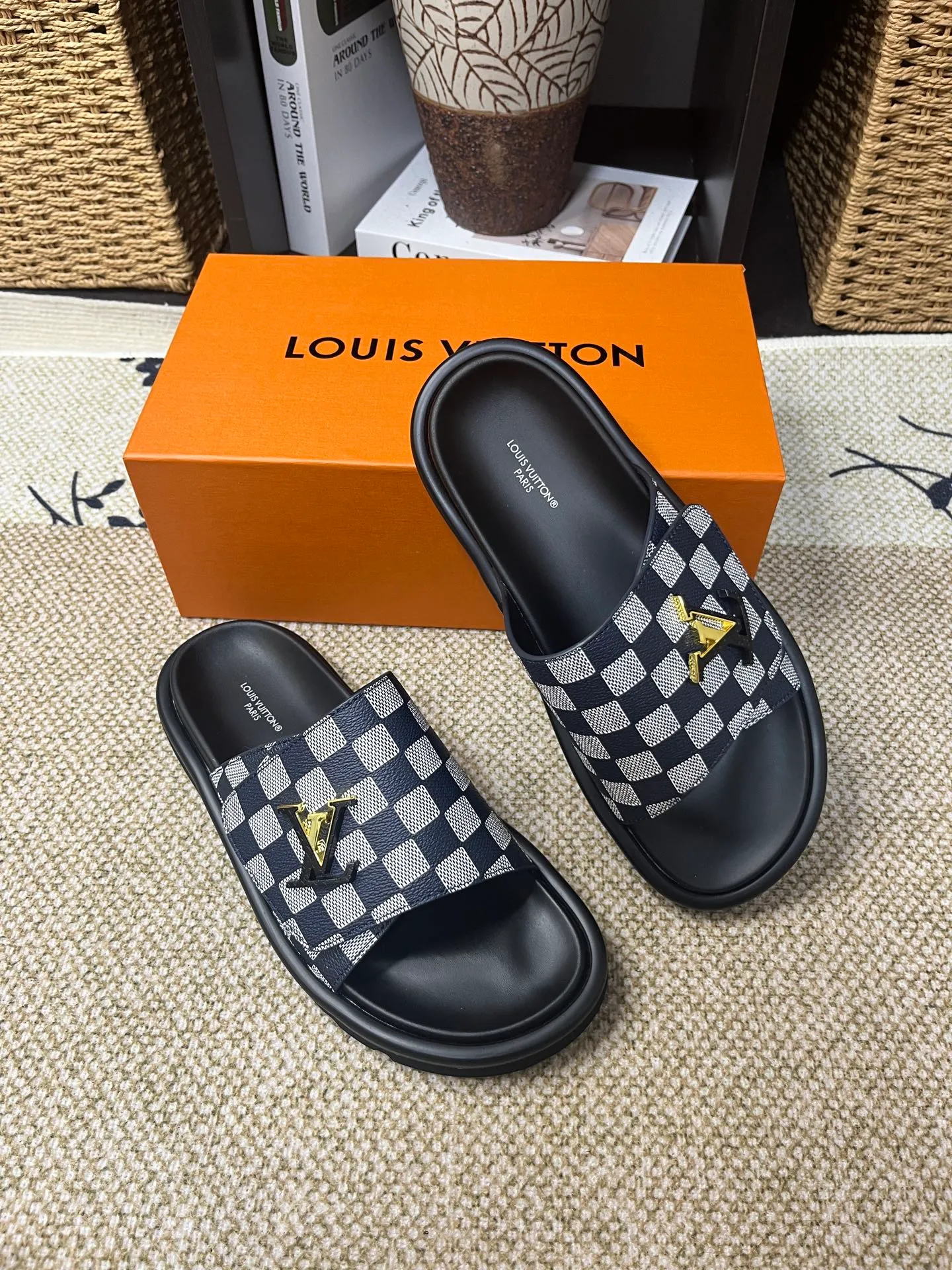 P340 [New Style] [LOUIS VUITTON] Louis Vuitton, LV printing, men's and women's slippers are now on the market, packed in drawer boxes with cloth bags and cards, the upper pattern looks very soft and waxy, and is a super versatile leg slimming tool. Fabric: imported denim/canvas/old fabric, LV hardware LOGO, official website pattern printing, comfortable to wear, feet: high-elastic PU water table. Sole: foam sole, heel height: about 5cm. Code number: 35-46, 35, 45, 46 are custom-made and non-returnable. Color: multiple colors and styles available.